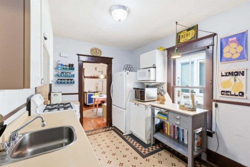 216 9 Street Ne, Calgary, AB - Indoor Photo Showing Kitchen