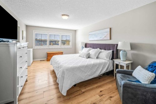 220 Auburn Meadows Crescent Se, Calgary, AB - Indoor Photo Showing Bedroom
