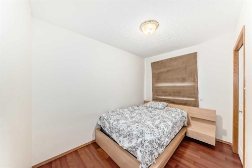 61 Royal Birch Grove Nw, Calgary, AB - Indoor Photo Showing Bedroom