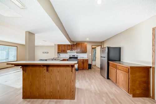 61 Royal Birch Grove Nw, Calgary, AB - Indoor Photo Showing Kitchen