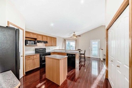 61 Royal Birch Grove Nw, Calgary, AB - Indoor Photo Showing Kitchen