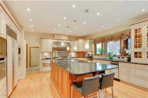 175 Pumpvalley Court Sw, Calgary, AB - Indoor Photo Showing Kitchen With Upgraded Kitchen