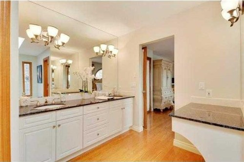 175 Pumpvalley Court Sw, Calgary, AB - Indoor Photo Showing Bathroom