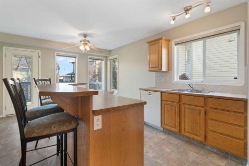 95 Cambridge Glen Drive, Strathmore, AB - Indoor Photo Showing Kitchen With Double Sink