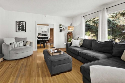 5231 Sheldon Place Nw, Calgary, AB - Indoor Photo Showing Living Room
