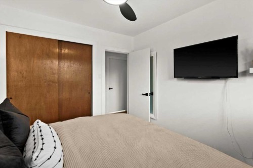 5231 Sheldon Place Nw, Calgary, AB - Indoor Photo Showing Bedroom