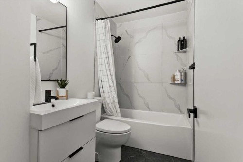 5231 Sheldon Place Nw, Calgary, AB - Indoor Photo Showing Bathroom