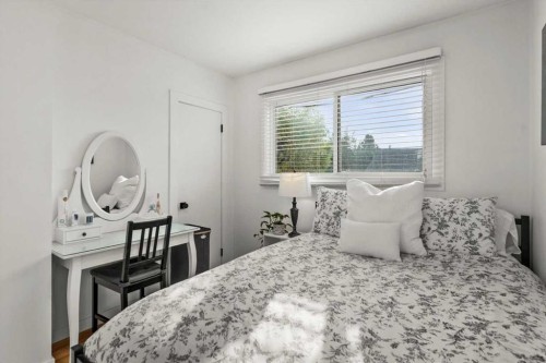 5231 Sheldon Place Nw, Calgary, AB - Indoor Photo Showing Bedroom