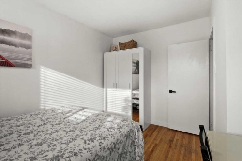 5231 Sheldon Place Nw, Calgary, AB - Indoor Photo Showing Bedroom