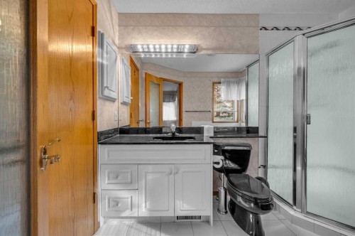 13895 Evergreen Street Sw, Calgary, AB - Indoor Photo Showing Bathroom
