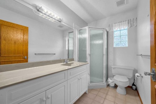 13895 Evergreen Street Sw, Calgary, AB - Indoor Photo Showing Bathroom
