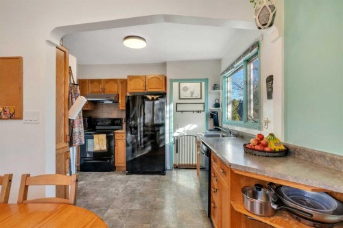 129 18 Avenue Nw, Calgary, AB - Indoor Photo Showing Kitchen