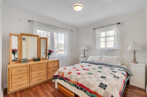 129 18 Avenue Nw, Calgary, AB - Indoor Photo Showing Bedroom