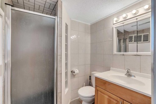 129 18 Avenue Nw, Calgary, AB - Indoor Photo Showing Bathroom