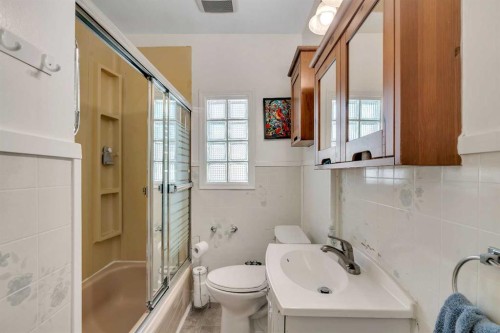 129 18 Avenue Nw, Calgary, AB - Indoor Photo Showing Bathroom