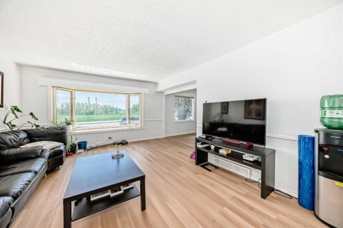 1616 50 Avenue Sw, Calgary, AB - Indoor Photo Showing Living Room