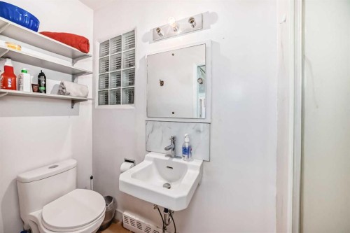 1616 50 Avenue Sw, Calgary, AB - Indoor Photo Showing Bathroom