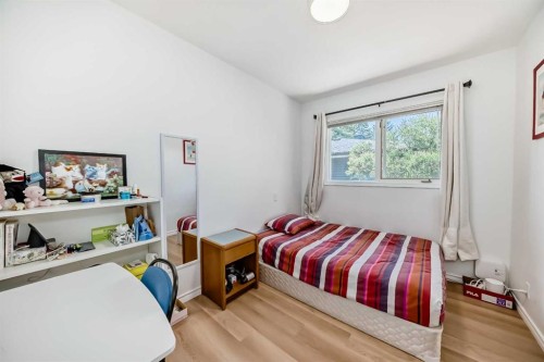 1616 50 Avenue Sw, Calgary, AB - Indoor Photo Showing Bedroom