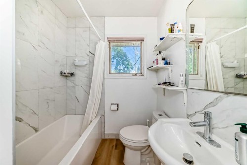 1616 50 Avenue Sw, Calgary, AB - Indoor Photo Showing Bathroom