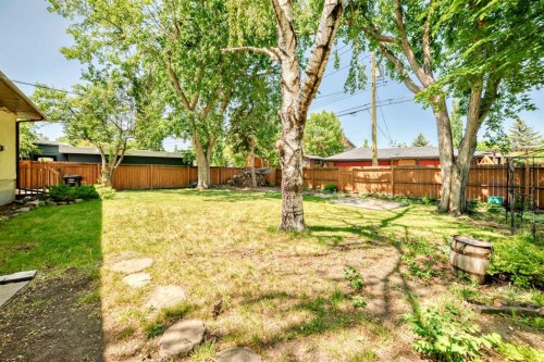 1616 50 Avenue Sw, Calgary, AB - Outdoor With Backyard