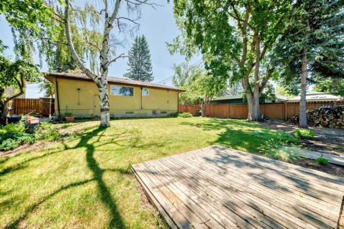1616 50 Avenue Sw, Calgary, AB - Outdoor With Backyard