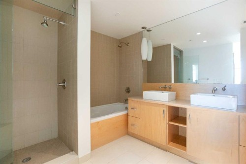 1006-530 12 Avenue Sw, Calgary, AB - Indoor Photo Showing Bathroom