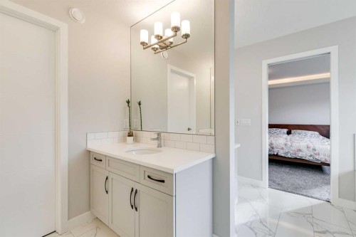 57 Magnolia Heath Se, Calgary, AB - Indoor Photo Showing Bathroom