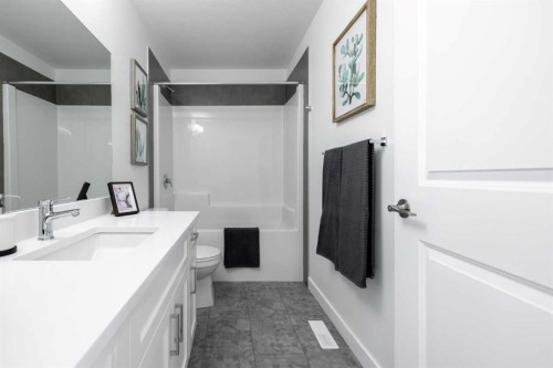 71 Heritage Manor, Cochrane, AB - Indoor Photo Showing Bathroom