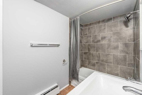 1709-4944 Dalton Drive Nw, Calgary, AB - Indoor Photo Showing Bathroom