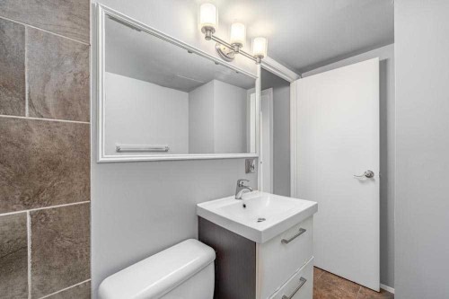 1709-4944 Dalton Drive Nw, Calgary, AB - Indoor Photo Showing Bathroom