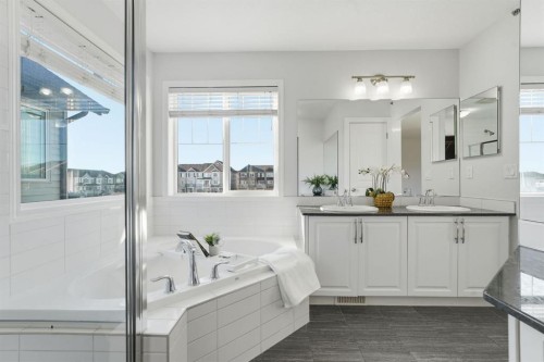 1096 Hillcrest Lane Sw, Airdrie, AB - Indoor Photo Showing Bathroom