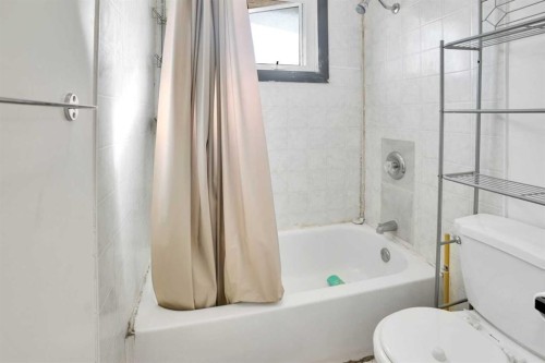 4764 Rundlewood Drive Ne, Calgary, AB - Indoor Photo Showing Bathroom