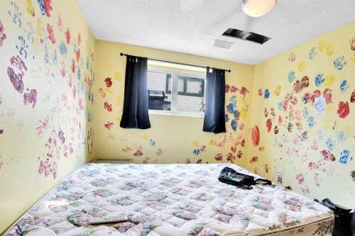 4764 Rundlewood Drive Ne, Calgary, AB - Indoor Photo Showing Bedroom