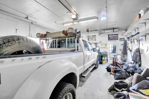 4764 Rundlewood Drive Ne, Calgary, AB - Indoor Photo Showing Garage