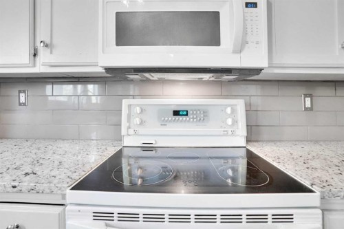 4764 Rundlewood Drive Ne, Calgary, AB - Indoor Photo Showing Kitchen