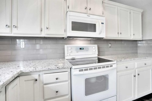 4764 Rundlewood Drive Ne, Calgary, AB - Indoor Photo Showing Kitchen