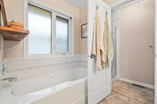 43 Sunset Crescent, Okotoks, AB - Indoor Photo Showing Bathroom