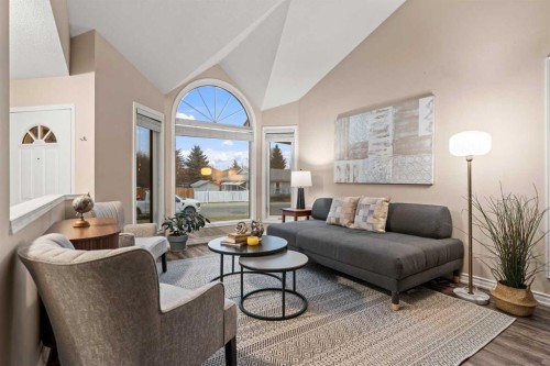 43 Sunset Crescent, Okotoks, AB - Indoor Photo Showing Living Room