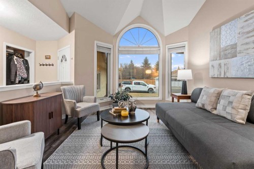 43 Sunset Crescent, Okotoks, AB - Indoor Photo Showing Living Room