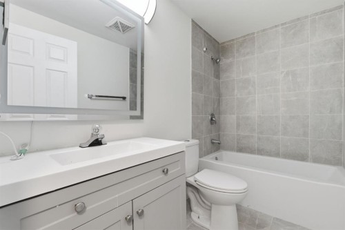 5 Del Monica Bay Ne, Calgary, AB - Indoor Photo Showing Bathroom