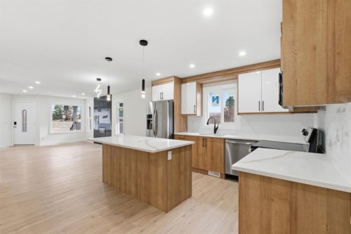 5 Del Monica Bay Ne, Calgary, AB - Indoor Photo Showing Kitchen With Upgraded Kitchen