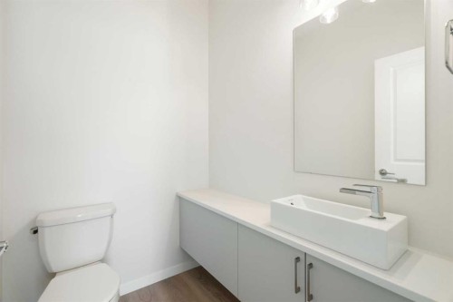 135 Creekview Gardens Sw, Calgary, AB - Indoor Photo Showing Bathroom