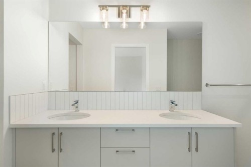 135 Creekview Gardens Sw, Calgary, AB - Indoor Photo Showing Bathroom