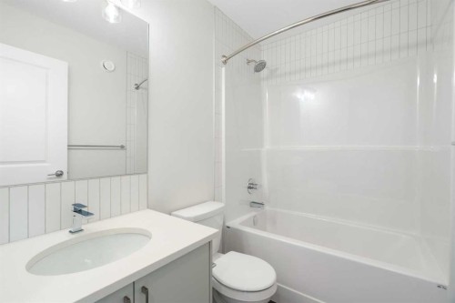 135 Creekview Gardens Sw, Calgary, AB - Indoor Photo Showing Bathroom