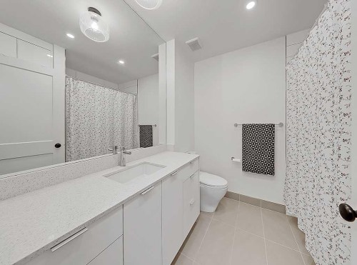 2-2127 34 Avenue Sw, Calgary, AB - Indoor Photo Showing Bathroom