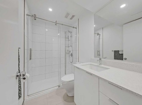 2-2127 34 Avenue Sw, Calgary, AB - Indoor Photo Showing Bathroom