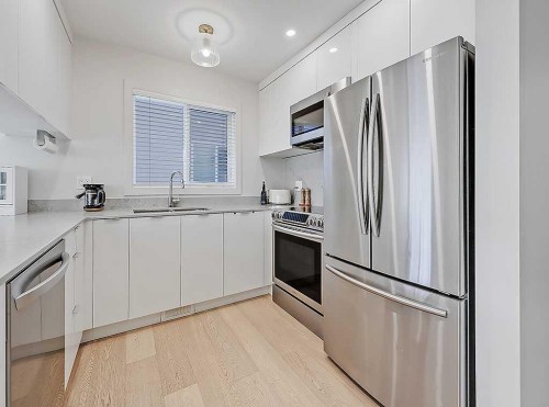 2-2127 34 Avenue Sw, Calgary, AB - Indoor Photo Showing Kitchen