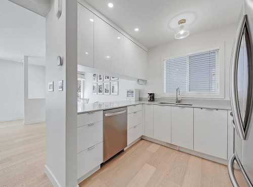 2-2127 34 Avenue Sw, Calgary, AB - Indoor Photo Showing Kitchen
