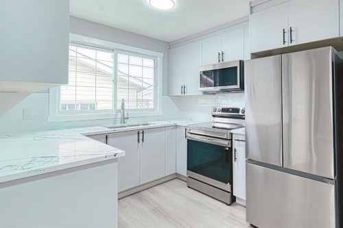 24 Rundleson Way Ne, Calgary, AB - Indoor Photo Showing Kitchen