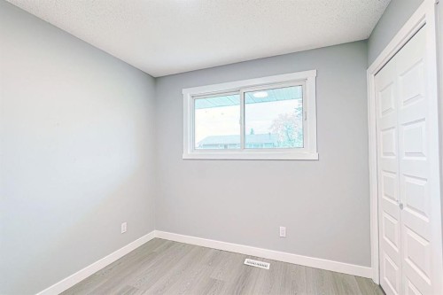 24 Rundleson Way Ne, Calgary, AB - Indoor Photo Showing Other Room